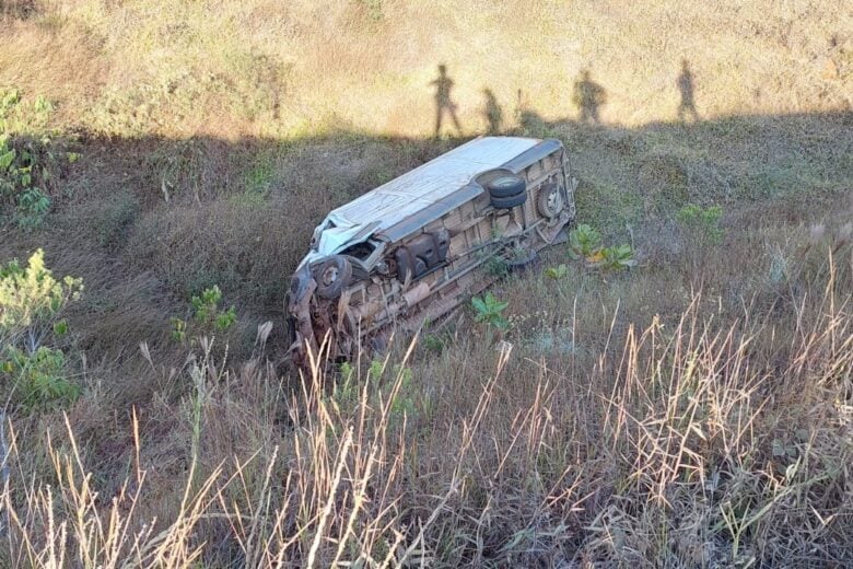 Furgão tomba em ribanceira e duas pessoas ficam feridas