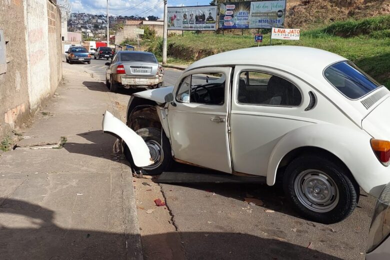 Idoso passa mal e bate Fusca na traseira de Vectra