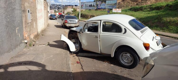 Idoso passa mal e bate Fusca na traseira de Vectra