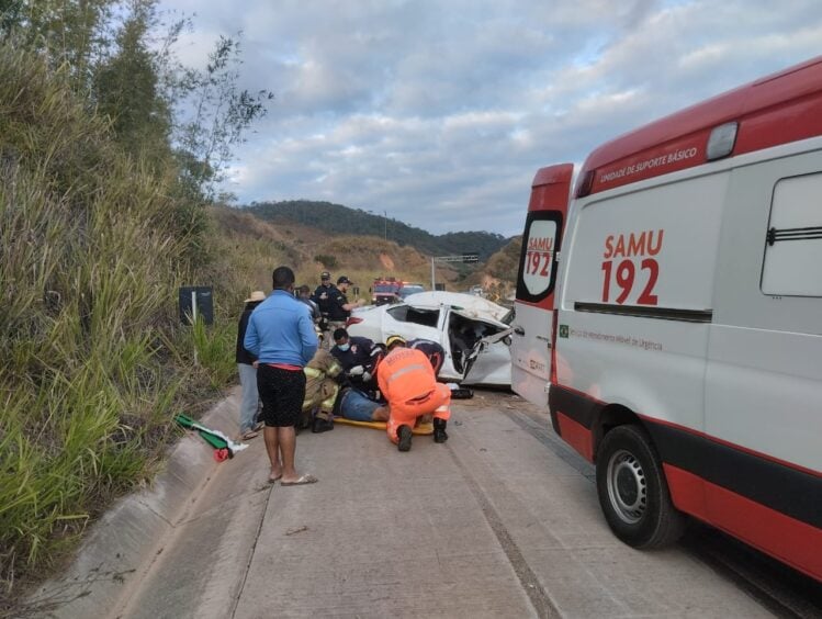 Capotamento deixa quatro feridos na BR-381, em Antônio Dias