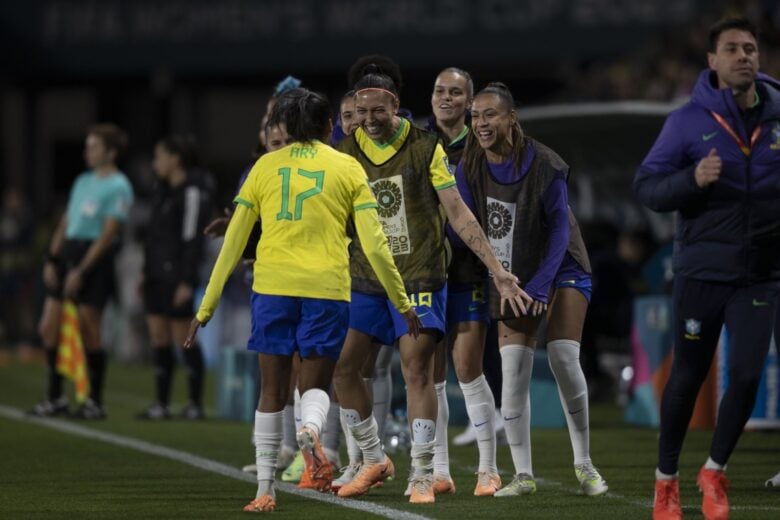 É o Brasa! Seleção feminina estreia com goleada na Copa do Mundo