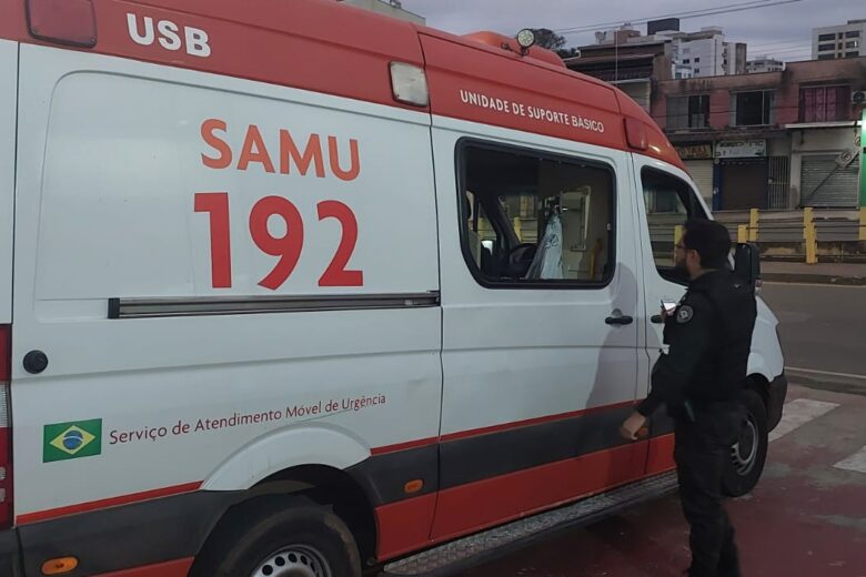 Ambulância do Samu é danificada durante atendimento no Gabiroba