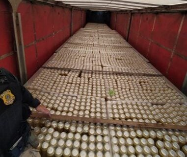 PRF recupera carga de mais de 46 mil latas de cerveja e apreende três veículos adulterados na BR-381