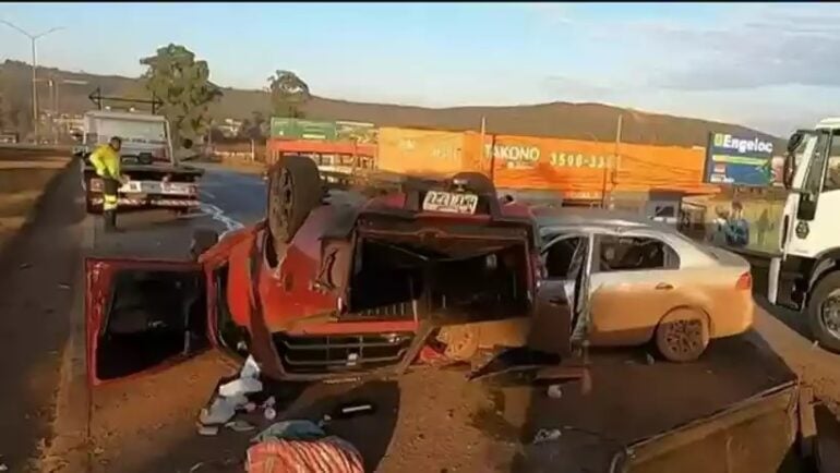 Carro capota na BR-040, em Nova Lima, no sentido Rio de Janeiro