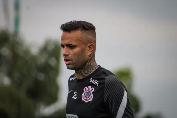 Luan é agredido em motel por torcedores do Corinthians, que lamenta 'intolerância'