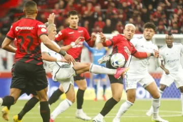 Athletico-PR e Cruzeiro empatam por 3 a 3 em jogo intenso em Curitiba