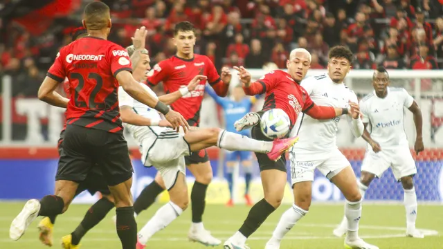 Athletico-PR e Cruzeiro empatam por 3 a 3 em jogo intenso em Curitiba