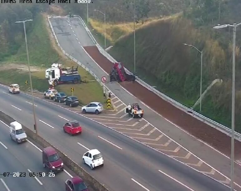 Caminhão perde freio e usa área de escape do Anel Rodoviário em BH