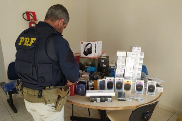 PRF apreende iPhones 14, drone, bebidas e perfumes em Minas Gerais