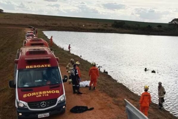 crianças morrem afogadas após motorista engatar a ré e carro cair em lago