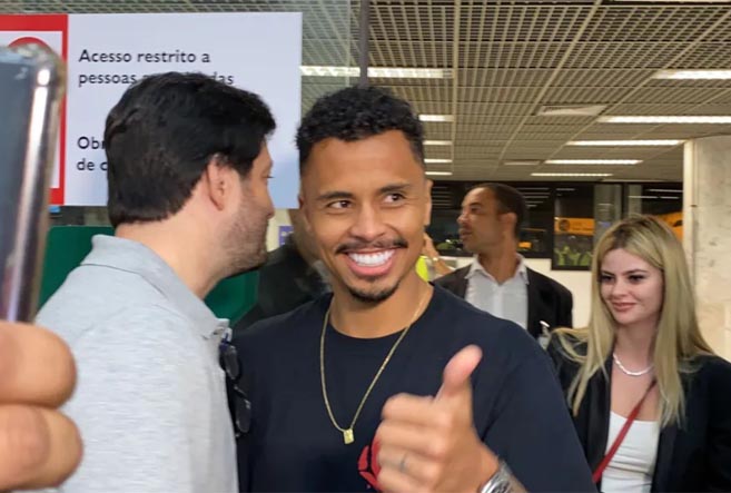 Flamengo anuncia o volante Allan, ex-Atlético-MG; jogador assina contrato até 2027