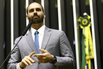 Eduardo Bolsonaro critica Nikolas Ferreira por não “engajar” a favor das tarifas ao Brasil