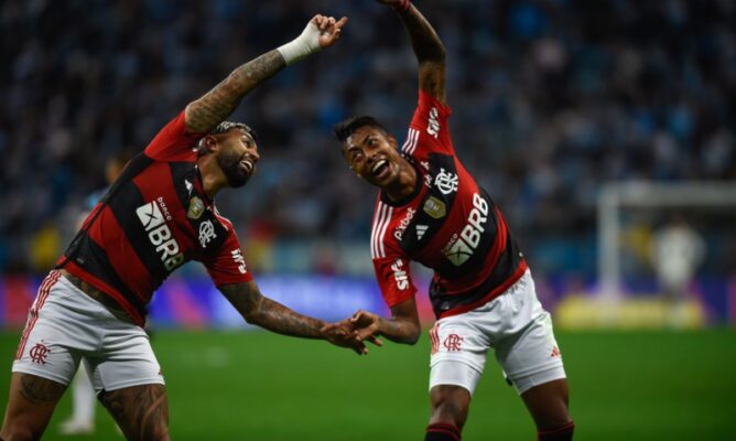Copa do Brasil: Flamengo domina, vence o Grêmio em Porto Alegre e fica perto da final