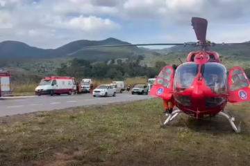 Carro com quatro pessoas cai em ribanceira na BR-381, em Caeté