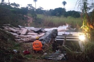 Motorista morre depois de carreta tombar na BR-381, em São Gonçalo