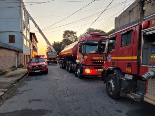 Ao longo da operação de combate ao incêndio, 14 viaturas do Corpo de Bombeiros foram mobilizadas até o momento. (Foto: Corpo de Bombeiros)