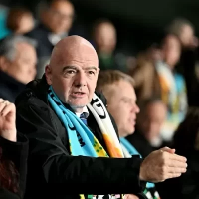 Presidente da Fifa é criticado por abandonar Copa do Mundo feminina para ir ao Taiti
