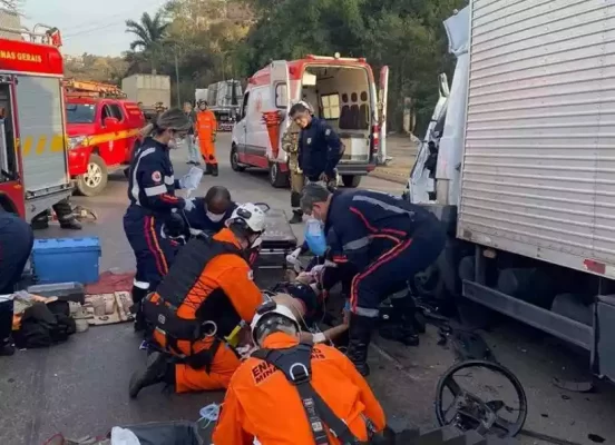 Caminhão baú é esmagado em acidente e motorista tem perna amputada na BR-381