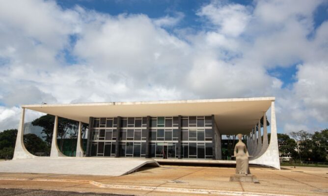 Senado começa a discutir PEC que limita poderes do STF