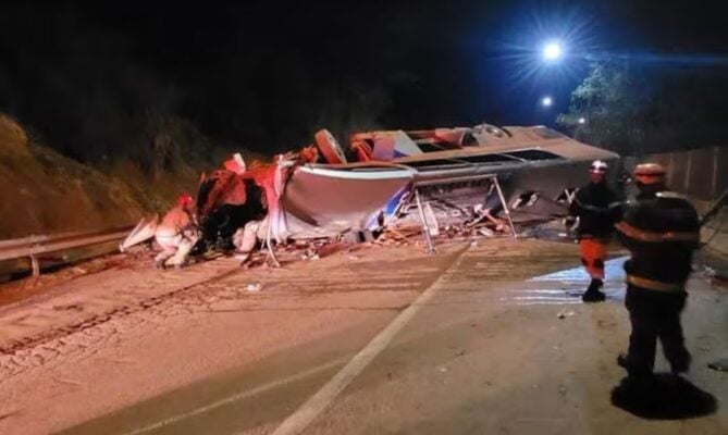 Ônibus com torcedores do Corinthians que tombou na Fernão Dias estava irregular, diz ANTT