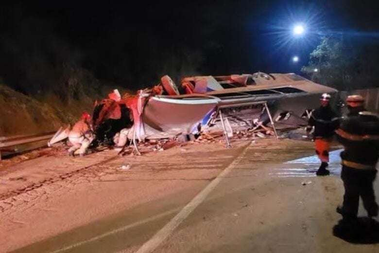 Ônibus com torcedores do Corinthians que tombou na Fernão Dias estava irregular, diz ANTT