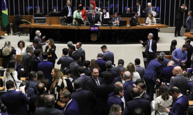 Câmara dos Deputados aprova novo arcabouço fiscal sem Fundeb e Fundo do Distrito Federal