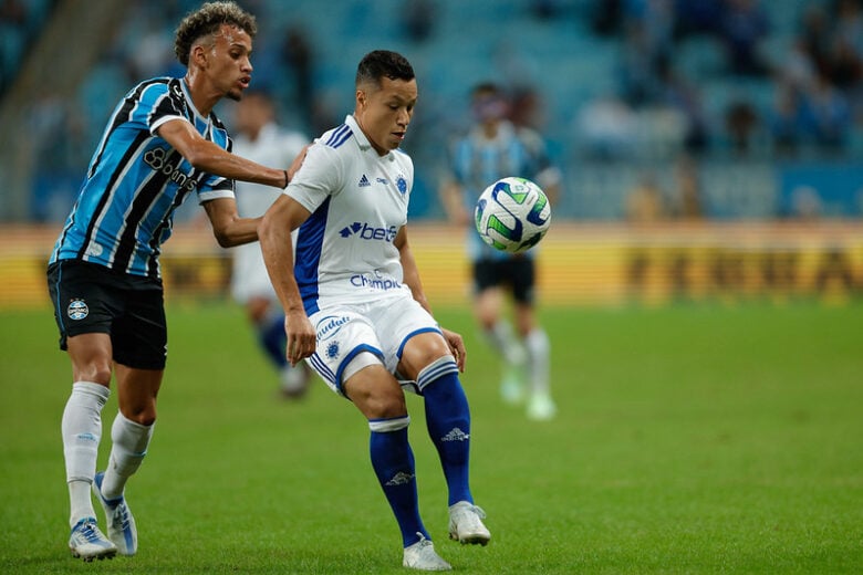 Para tentar encerrar jejum de vitórias, Cruzeiro encara o Grêmio fora de casa; Rádio Caraça transmite o confronto