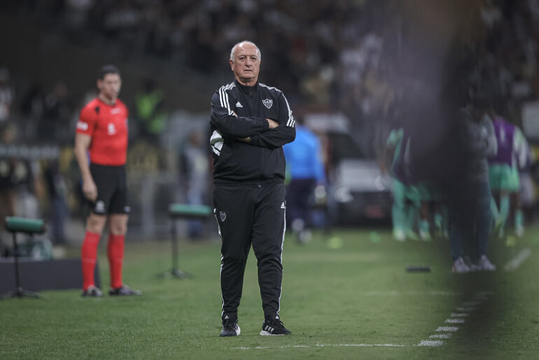 “Eu analiso do meu jeito”, diz Felipão em coletiva marcada por mau humor após derrota do Atlético