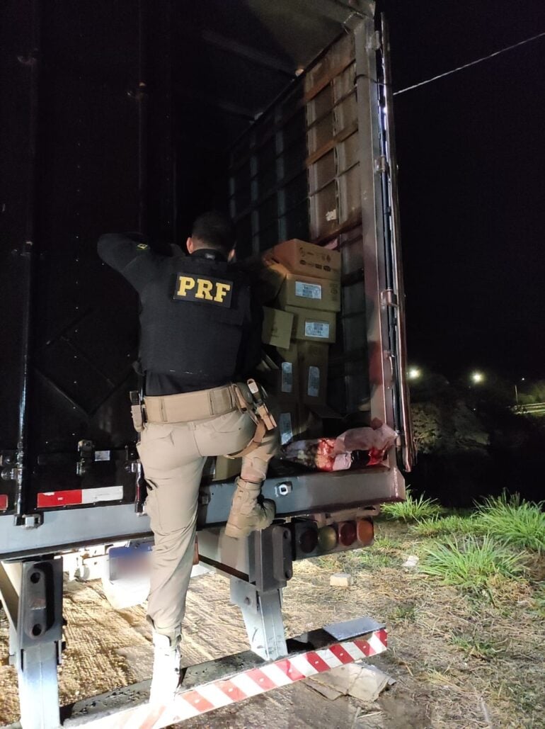 Polícia apreende carregamento de carnes, avaliado em R$ 700 mil, na BR-381