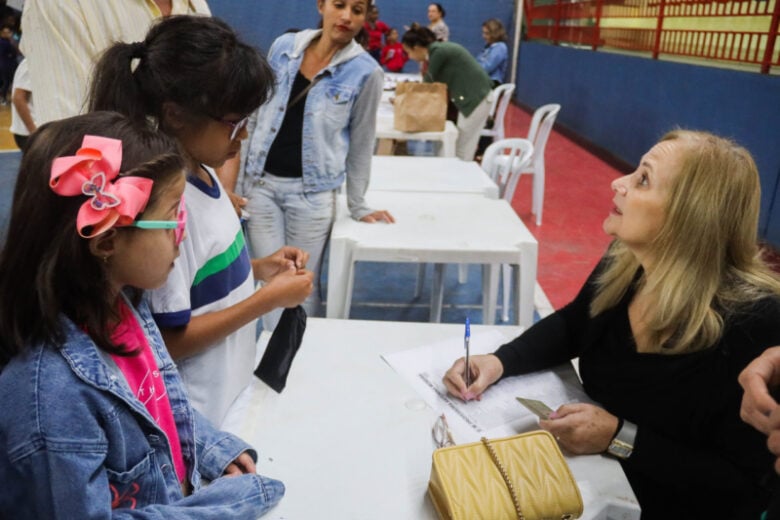 Itabira: estudantes recebem óculos gratuitos após testes oftalmológicos em toda a rede municipal