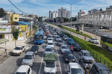 Documento do carro passa a ser exigido nesta sexta-feira para carros com finais de placa 1, 2 e 3