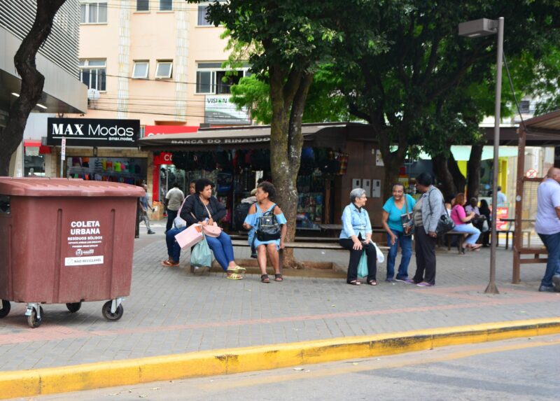 Prefeitura de João Monlevade instala 100 containers móveis de lixo