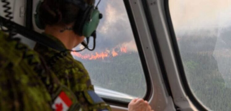 Canadá: grande incêndio florestal faz com que 20 mil pessoas deixem suas casas