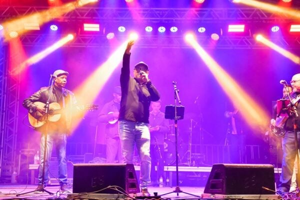 Marinalva Silva, Candonguêro e Los Hervês abrem o 5º Festival de Inverno de Santa Maria; confira o álbum de fotos