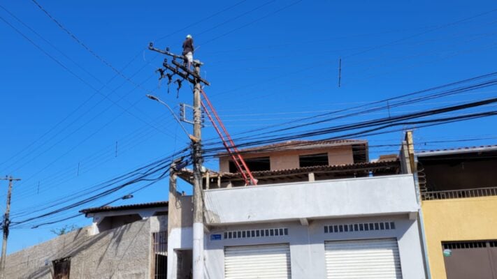 Homem está há mais de 17 horas em cima de um poste no Clóvis Alvim e segue se recusando a descer