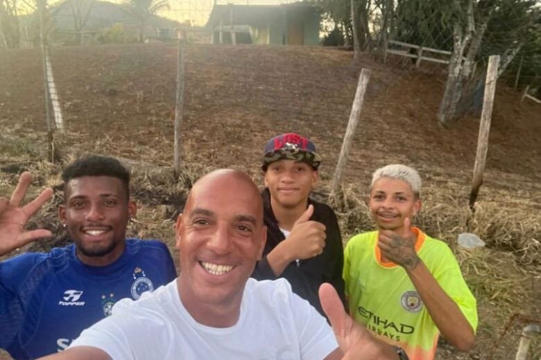 Pepa, treinador do Cruzeiro, participa de futebol com jovens na várzea; assista o vídeo