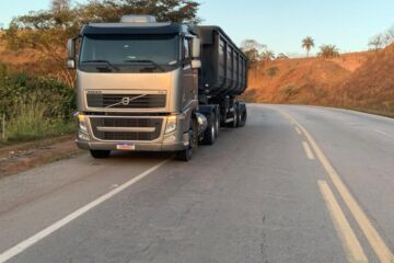 Colisão entre carro e carreta deixa feridos no Chapada