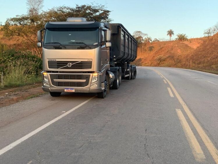 Colisão entre carro e carreta deixa feridos no Chapada