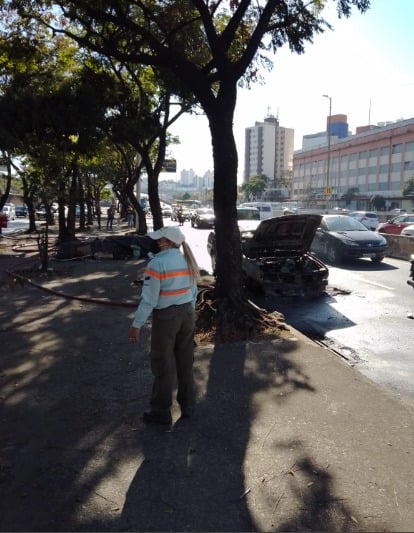 Carro pega fogo e complica trânsito na Região Central de Belo Horizonte