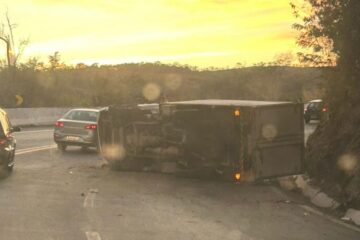 Caminhão tomba e bloqueia BR-381, de forma parcial, em Ravena