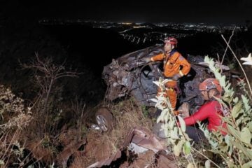 Homem é socorrido de helicóptero após capotar 200 metros na Serra do Rola Moça, em Brumadinho