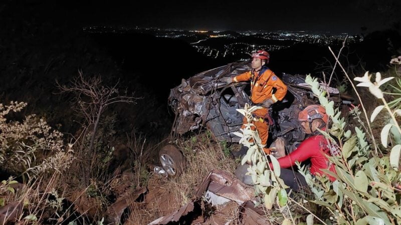 Homem é socorrido de helicóptero após capotar 200 metros na Serra do Rola Moça, em Brumadinho