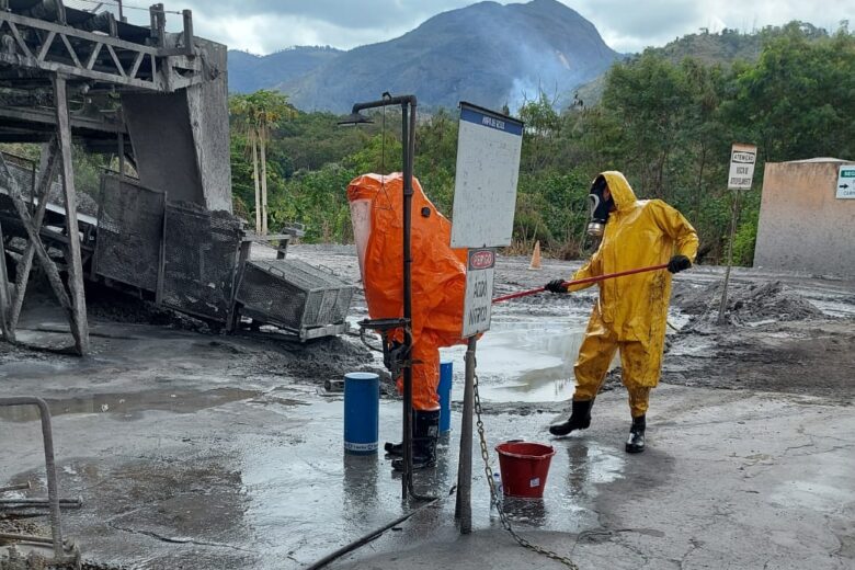 Vazamento de ácido mobiliza bombeiros em Timóteo