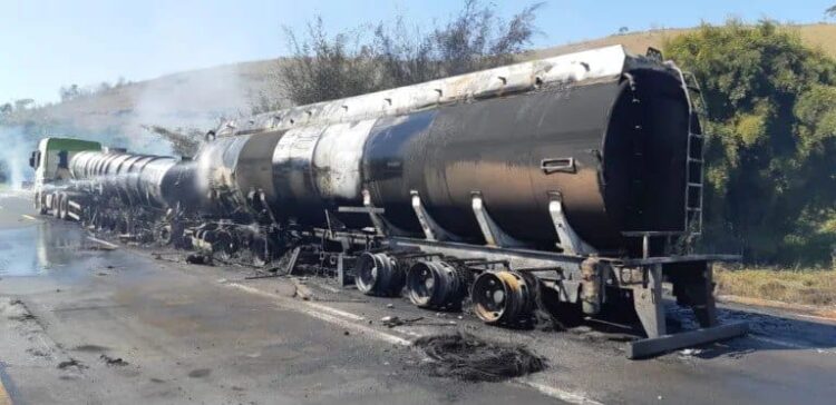 colisao-entre-carretas-provoca-incendio-e-morte-na-br-116