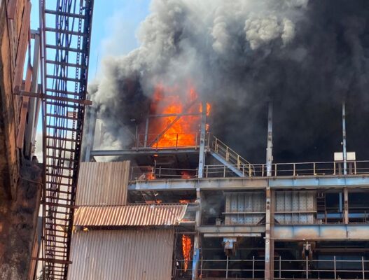 Incêndio mobiliza bombeiros na Mina Conceição em Itabira