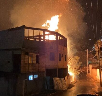 Itabira: incêndio que atingiu lote e residência no Santa Ruth pode ter provocado intencionalmente