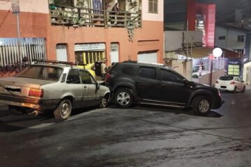 Itabira: três carros se envolvem em acidente na rua Mestre Emílio