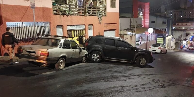 Itabira: três carros se envolvem em acidente na rua Mestre Emílio