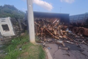 Carreta tomba no Anel Rodoviário e interdita parte da via; congestionamento passa de 2km