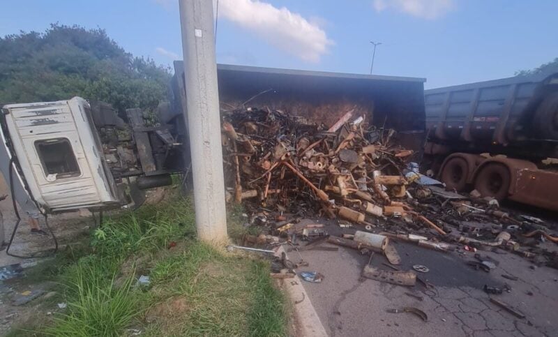 Carreta tomba no Anel Rodoviário e interdita parte da via; congestionamento passa de 2km